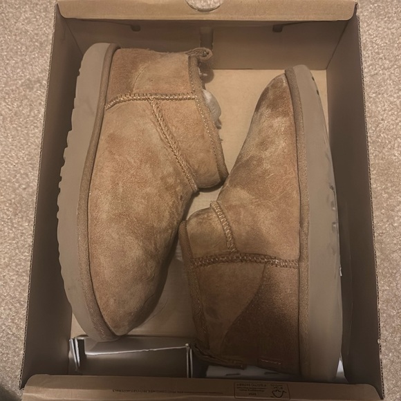 Barely worn Ugg Ultra Minis, with box & waterproof - Picture 1 of 4